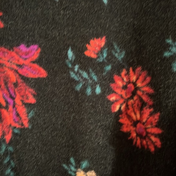 Torrid Super Soft Sharkbite Hem Floral Sweater Size 4 (26/28) - Picture 3 of 5